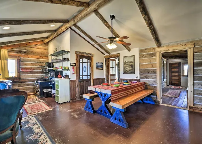 Hébergement de vacances Hundred-year-old Valley Settlers Cabin! *