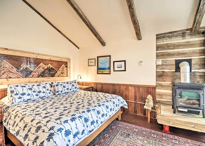 Hébergement de vacances Hundred-year-old Valley Settlers Cabin! *